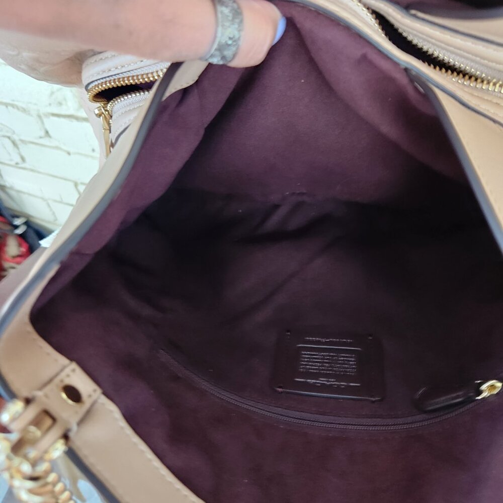 Euc Coach Tan Embossed Signature C's Shoulder Bag Purse - Picture 14 of 17